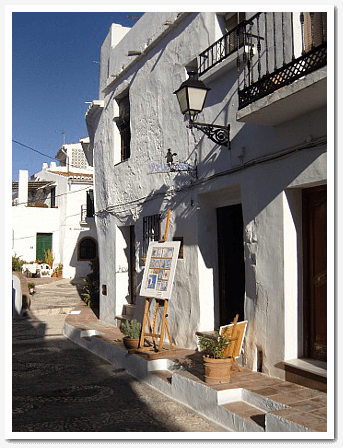 Foto of the street view of the art studio of Klaus Hinkel in Calle Alta 8 in Frigiliana with his easel at the entrance