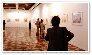 Photo of people visiting the art exhibition in Málaga of original watercolour paintings by Klaus Hinkel